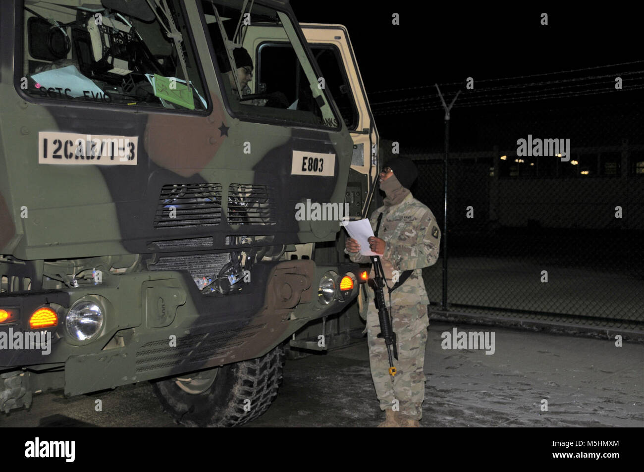 Us-Soldaten aus Echo-Gesellschaft, 1.BATAILLON, 3 Aviation Regiment (Attack Reconnaissance), 12 Combat Aviation Brigade, Abfahrt Katterbach Army Airfield, Ansbach, Deutschland Februar 12, 2018 für die Ausbildung. (U.S. Armee Stockfoto