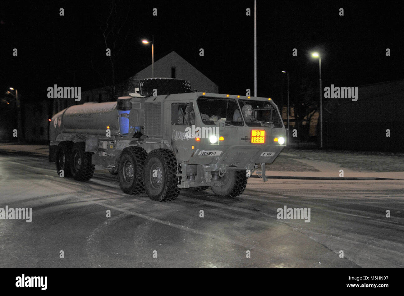 Us-Soldaten aus Echo-Gesellschaft, 1.BATAILLON, 3 Aviation Regiment (Attack Reconnaissance), 12 Combat Aviation Brigade, Abfahrt Katterbach Army Airfield, Ansbach, Deutschland Februar 12, 2018 für die Ausbildung. (U.S. Armee Stockfoto