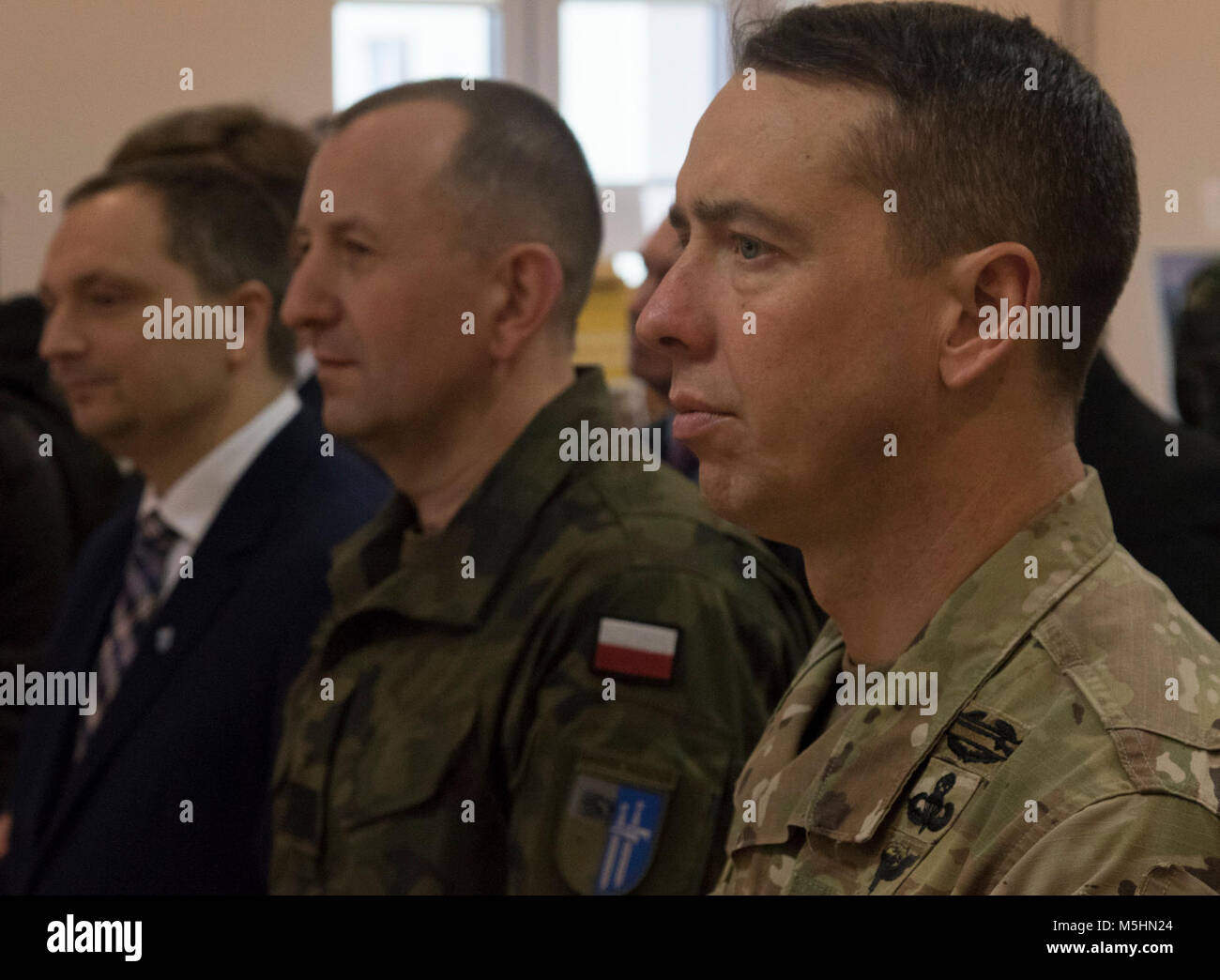 Die Führer der Battle Group Polen und lokale Gemeinschaftsführer hören Andrea Bekić, der kroatische Botschafter in Polen, sprechen als sie Dankbarkeit für die polnischen Führer und teilt die Kroatische Kultur ausdrückt, während eine Kroatische kulturelle Feier an der Polnischen 15 mechanisierte Brigade Headquarters, Polen, Feb.12, 2018. Die einzigartige, multinationalen Battle Group besteht aus USA, Großbritannien, Kroatischen und Rumänische Soldaten dienen, die mit der polnischen 15 mechanisierte Brigade als Abschreckung Kraft im Nordosten Polens in der Unterstützung der NATO-Präsenz verstärkt nach vorne. (U.S. Armee Stockfoto