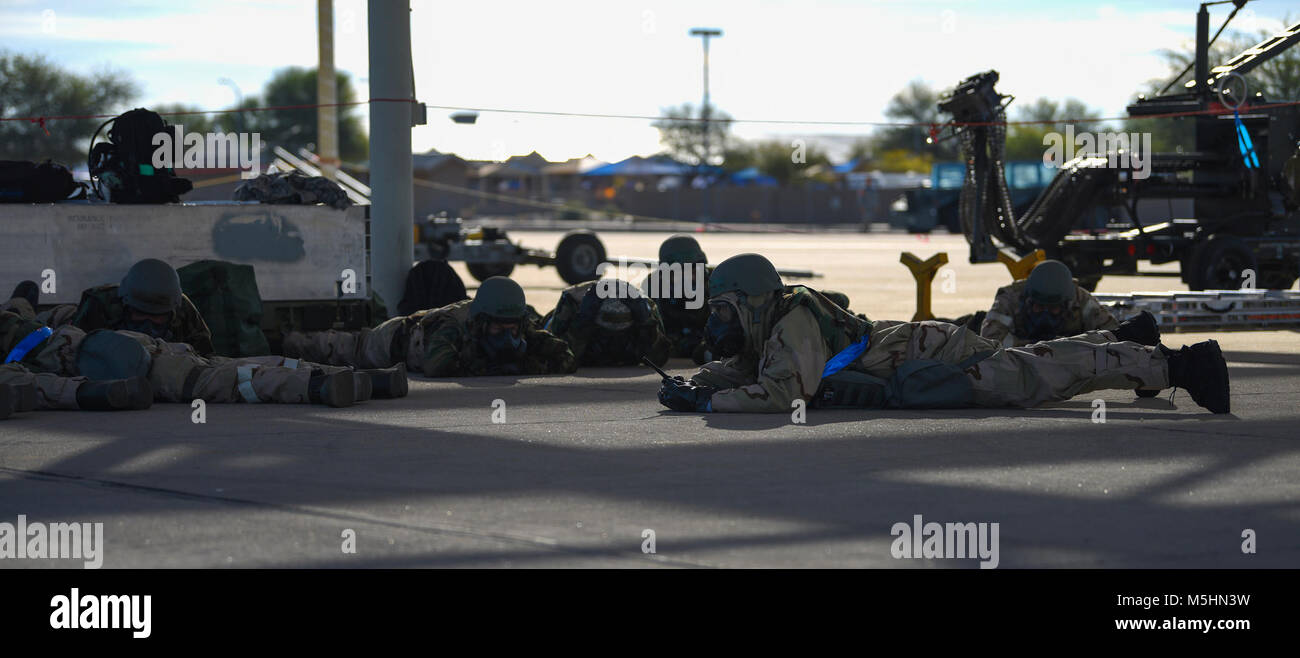 Us-Flieger in full mission-orientierten schützende Haltung Gang Unterschlupf in Reaktion auf einen simulierten Angriff während der bushwhacker 18-02 Cactus Flagge Übung in Davis-Monthan Air Force Base, Ariz., Feb 12, 2018. MOPP gear ermöglicht Flieger weiter zu arbeiten bei chemischen, biologischen, radiologischen und nuklearen Bedingungen mit minimalen Auswirkungen auf die Mission Wirksamkeit. (U.S. Air Force Stockfoto