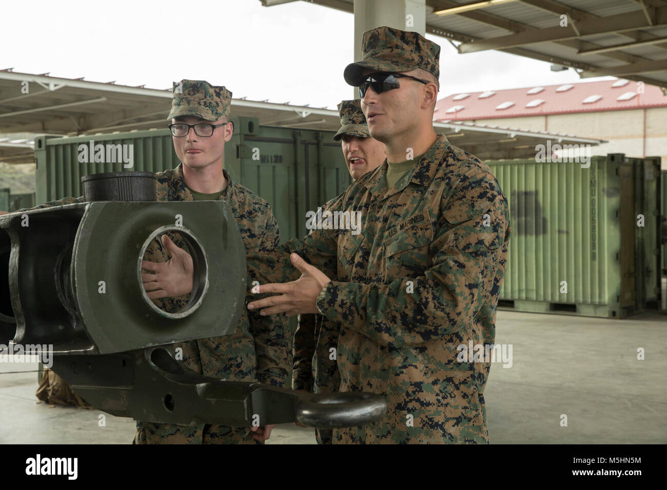 Us Marines mit Bravo Batterie, 1.Bataillon, 11 Marines, 1st Marine Division, führen Sie eine Funktionsprüfung der Verletzung auf die M777A2 howitzer an Bord Camp Pendleton, Calif., Feb.12, 2018. Funktion überprüft werden täglich durchgeführt, um die Bereitschaft der Waffe zu gewährleisten und die Gun Crew mit den Operationen der Waffe beherrschen zu halten. (U. Us Marine Corps Stockfoto