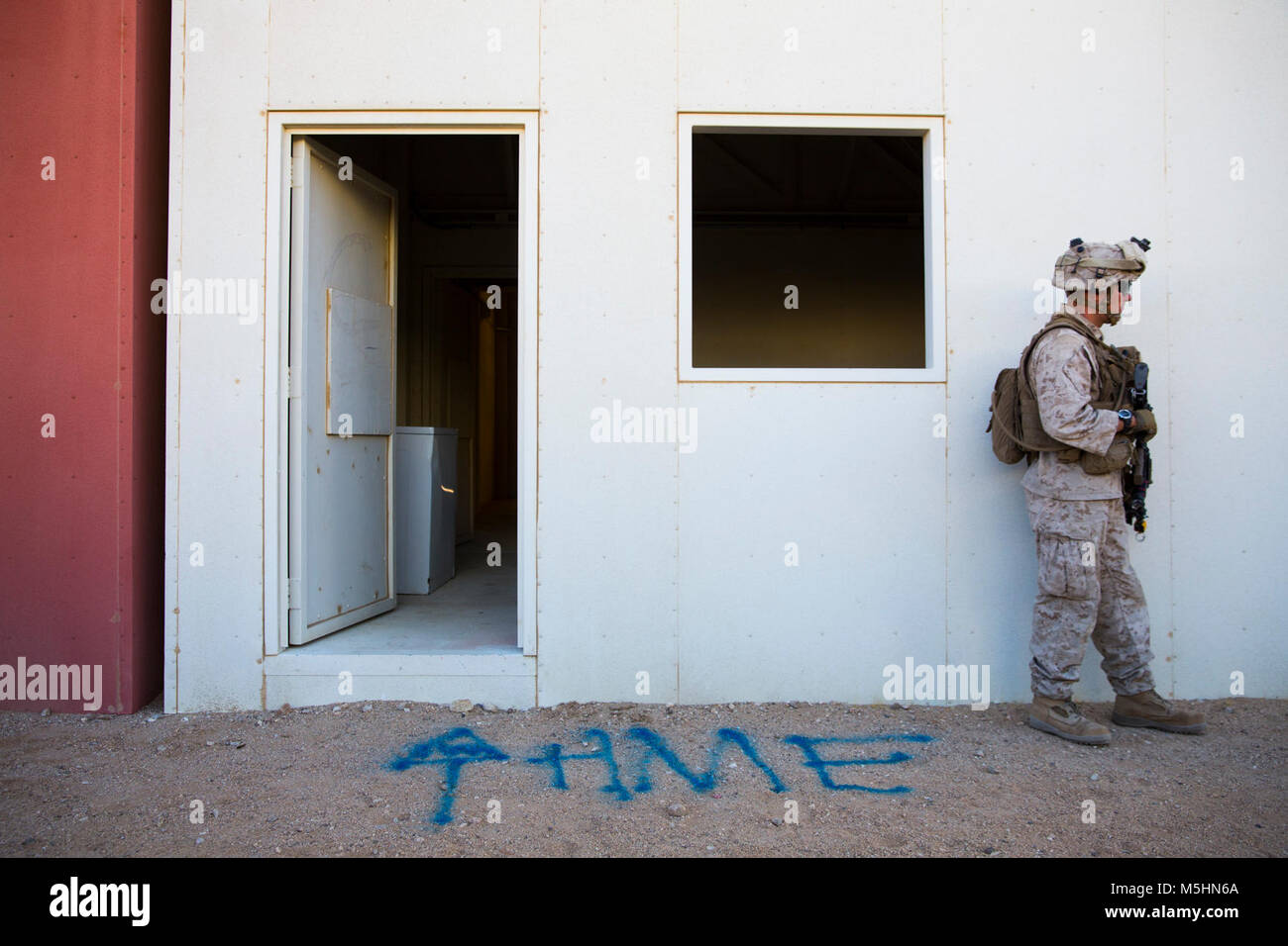 Cpl. David Leyden, Assistant patrol Leader, 3rd Battalion, 7th Marine Regiment, bereitet sich für eine Bewegung durch den Einstellungsbereich 220 an Bord der Marine Corps Air Ground Combat Center, Twentynine Palms, Calif., Feb 9, 2018 als Teil der integrierten Übung 2-18. Der Zweck von ITX ist eine anspruchsvolle, realistische Umgebung, produziert combat ready"-Kräfte, die als integrierte Magtf zu erstellen. (U.S. Marine Corps Stockfoto