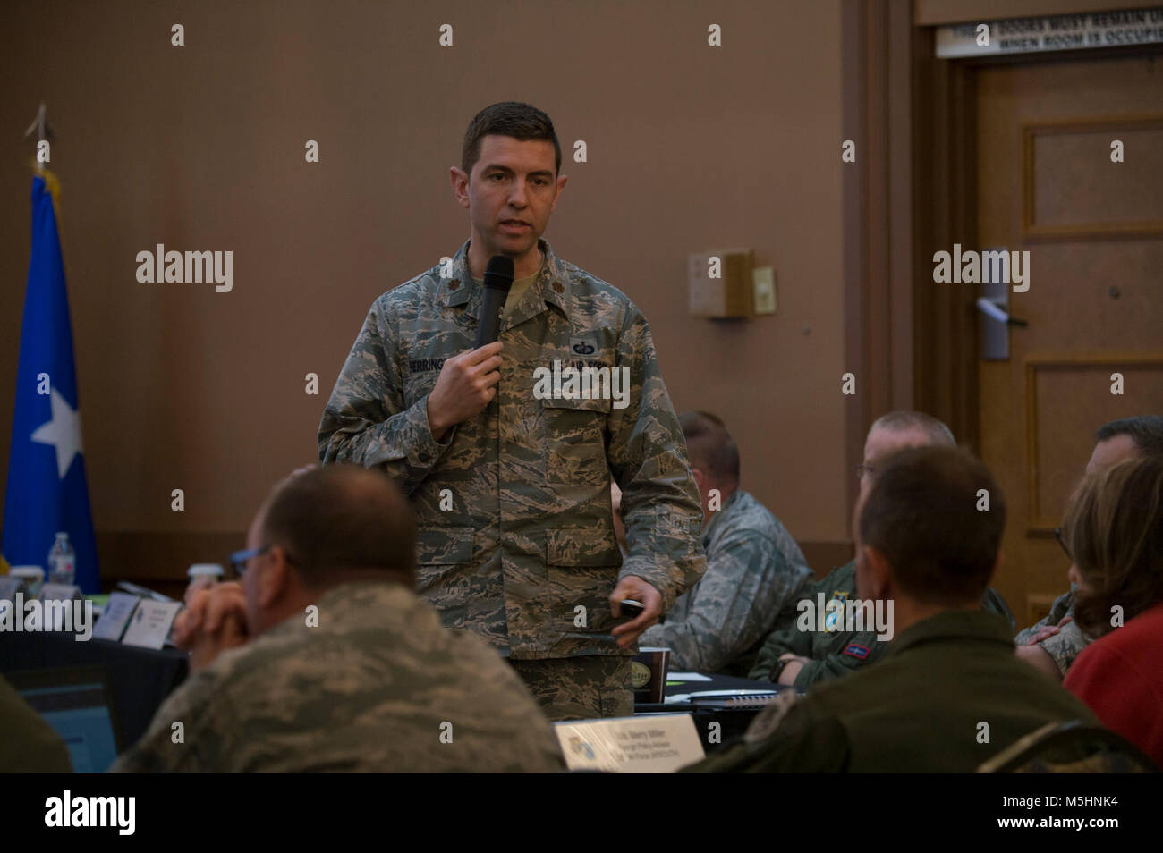 Major Kenneth Herringdine, Kolumbianische Section Chief Officer, gibt ein Land briefing im 12 Luftwaffe (Air Forces Southern) Air Force Section Chief Theater Sicherheit Zusammenarbeit Workshop im Ramada Suites, Tucson, Ariz., Feb 5, 2018. Mehr als 115 Mitarbeiter an dem Workshop teil Strategie- und Aktionsplan für die Jahre 2019-2021 im 12 Luftwaffe (Air Forces Southern) Verantwortungsbereich zu diskutieren. (U.S. Air Force Stockfoto