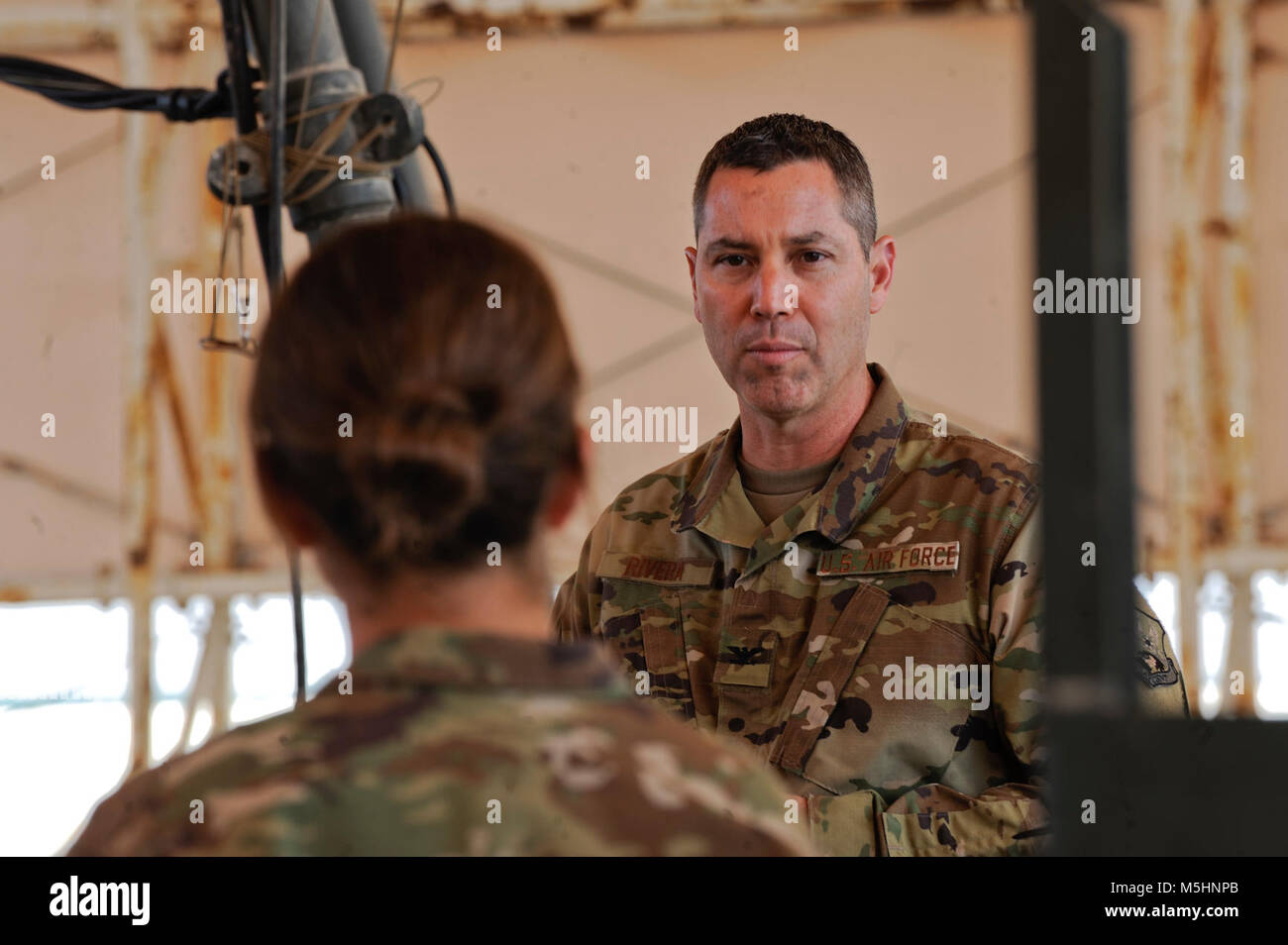 Us Air Force Colonel Eric Rivera, US Air Forces Central Command, finden Komponente Advisor, spricht an der Munition Compound auf Al Dhafra Air Base, Vereinigte Arabische Emirate, Feb 7, 2018 Flieger. Unter der Regie von Afcent zur Unterstützung des United States Central Command, die 380 Air Expeditionary Wing liefert entscheidende Luft-, Raum- und Cyberspace Fähigkeiten in der gesamten Region. (U.S. Air Force Stockfoto