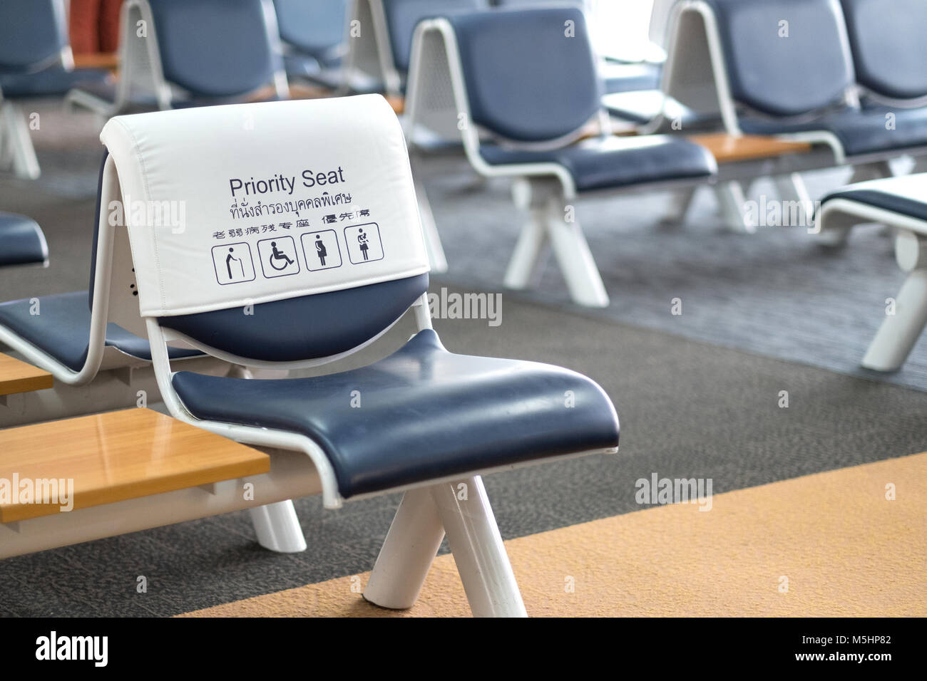 Leere Sitze am Tor Priorität im Flughafen Stockfoto