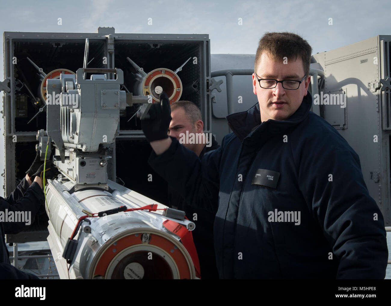 Feuer Controlman 2. Klasse Daniel Boice verwendet eine geführte Anti-raketen-Loader eine entwickelte Seasparrow Rakete in die Vorwärts launcher Hochladen an Bord der Amphibisches Schiff USS Iwo Jima (LHD7). Die Iwo Jima amphibische Gruppe bereit ist zur Unterstützung der Maritime Security Operations und Theater Sicherheit Zusammenarbeit in Europa und im Mittleren Osten eingesetzt werden. Die Iwo Jima ARG begibt sich die 26 Marine Expeditionary Unit und umfasst die Iwo Jima, die amphibious Transport dock Schiff USS New York (LPD-21), das Dock Landung Schiff USS Oak Hill (LSD 51), Flotte Op-Team 8, Hubschrauber Meer Combat Squadron 28, Ta Stockfoto