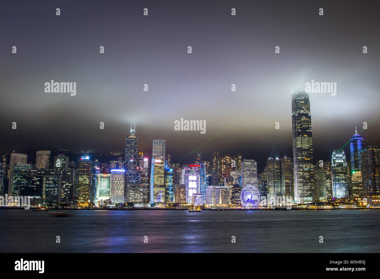 Hong Kong-Wolkenkratzer in der Nacht Stockfoto