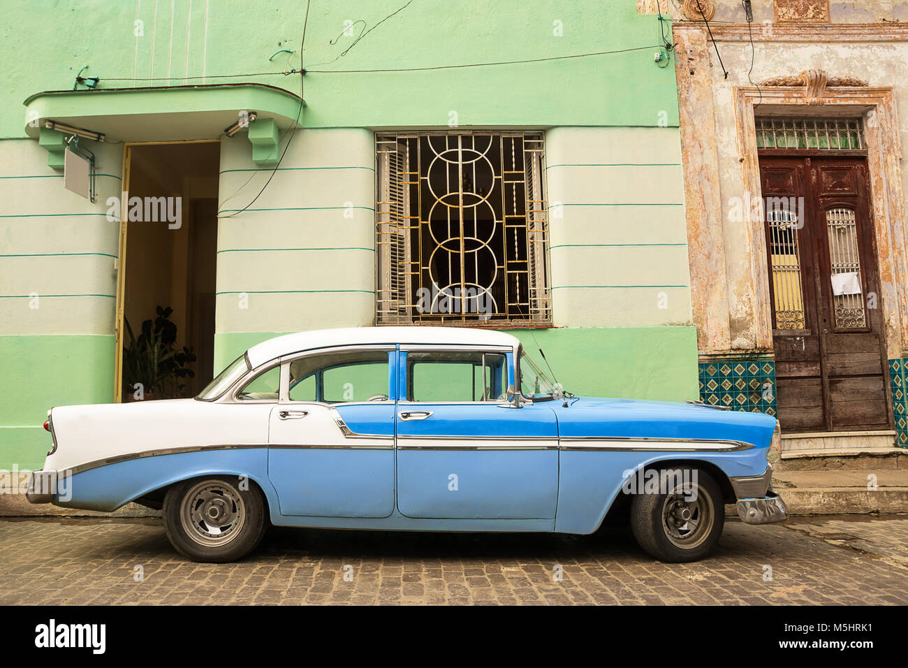 Alte amerikanische Autos auf die kubanische Straße geparkt Stockfoto