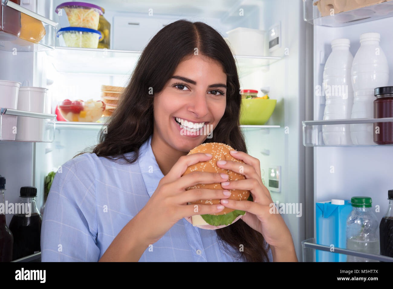 Porträt einer jungen Frau mit frischen Burger Stockfoto