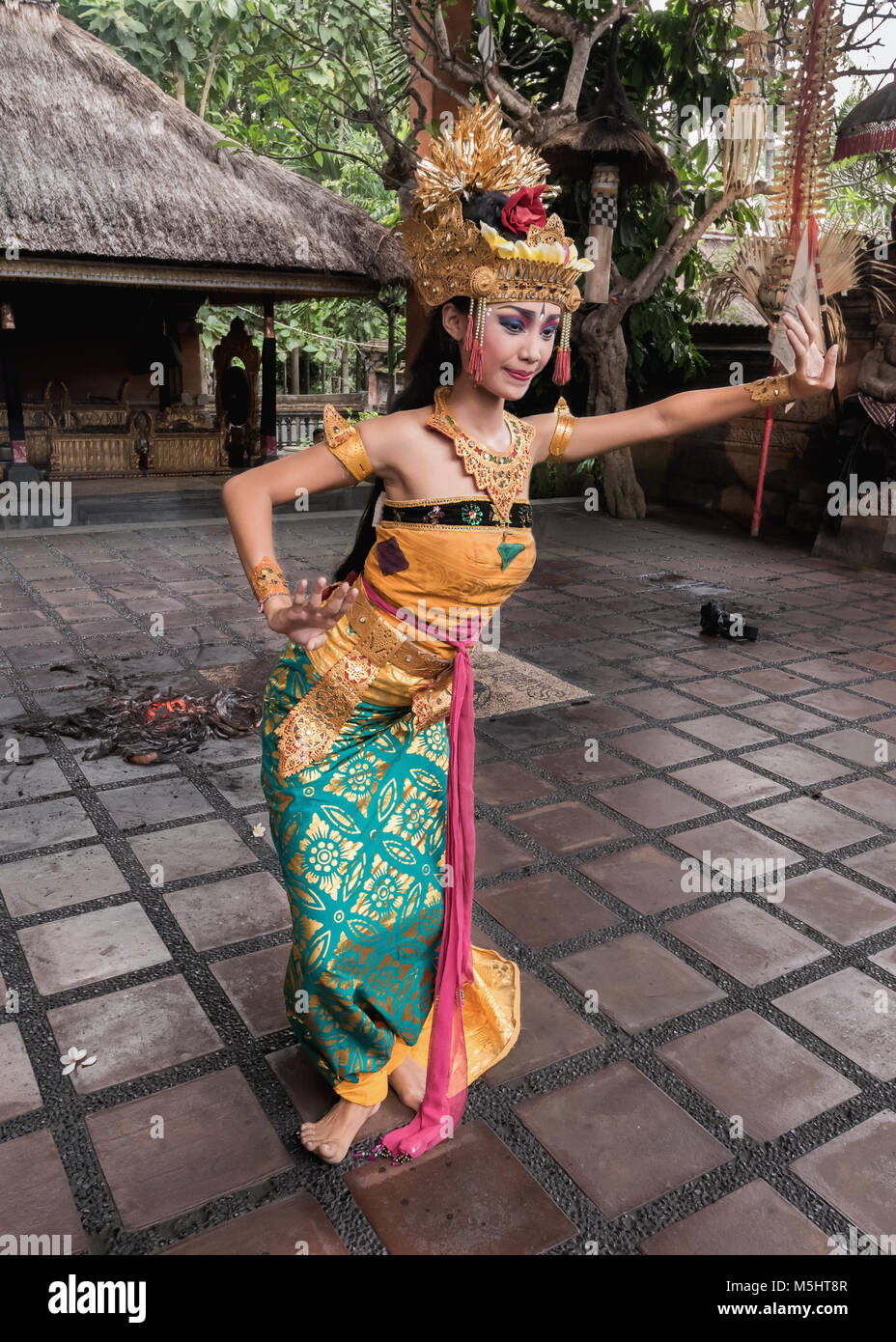 Der Tänzer in einem traditionellen darstellen, Kecak Fire Dance, Ubud, Bali Stockfoto