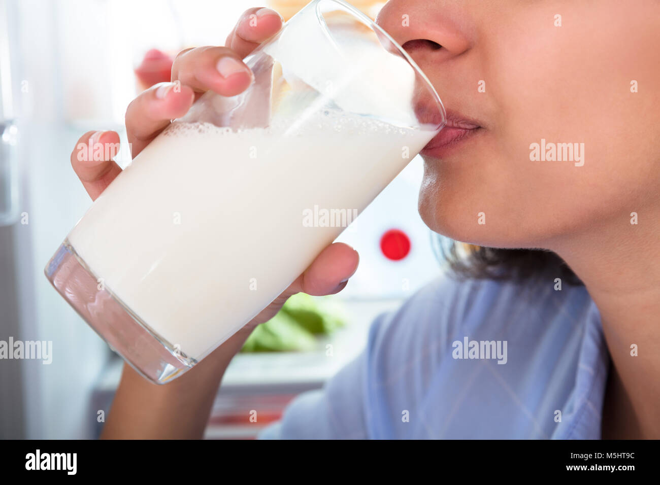 Nahaufnahme einer Frau trinkt ein Glas frische Milch Stockfoto
