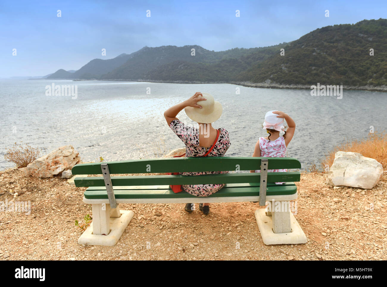 Die Leute auf der Bank in der Nähe des Meer, Insel, Erholung, Entspannung Stockfoto