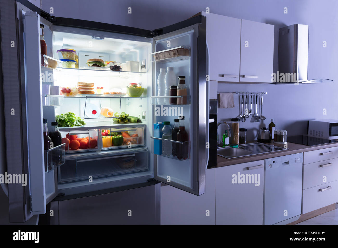 Refrigerator Door Open Night Stockfotos Refrigerator Door