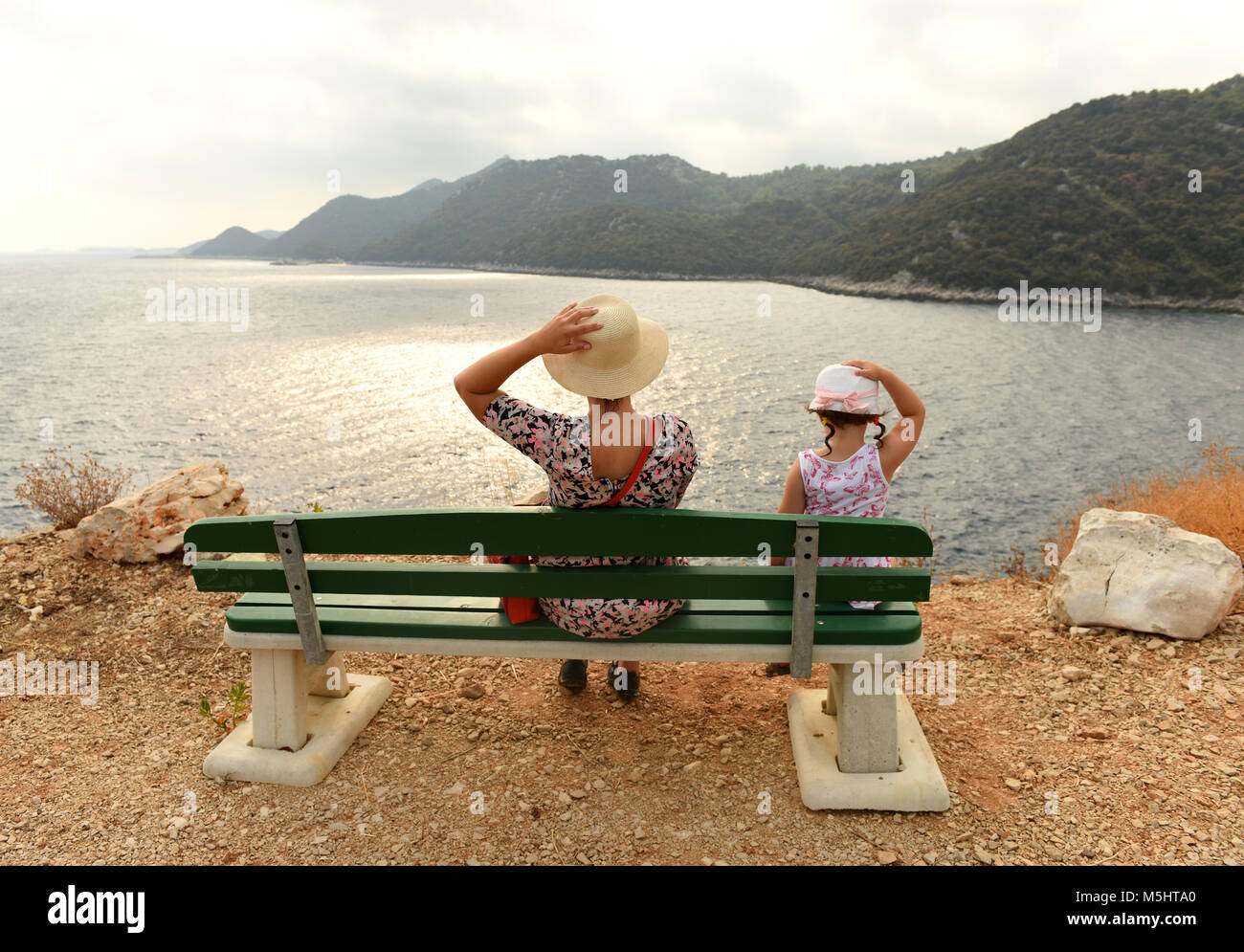 Die Leute auf der Bank in der Nähe des Meer, Insel Lastovo, Сroatia Stockfoto