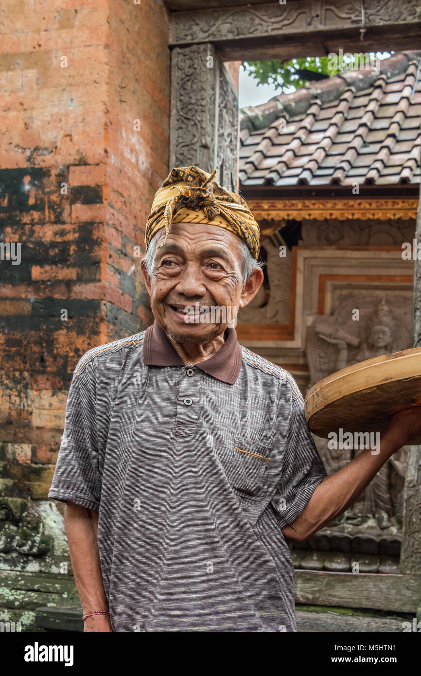 Ältere Balinesischen worshipper, Pura Desa Hindu Tempel, Ubud, Bali Stockfoto