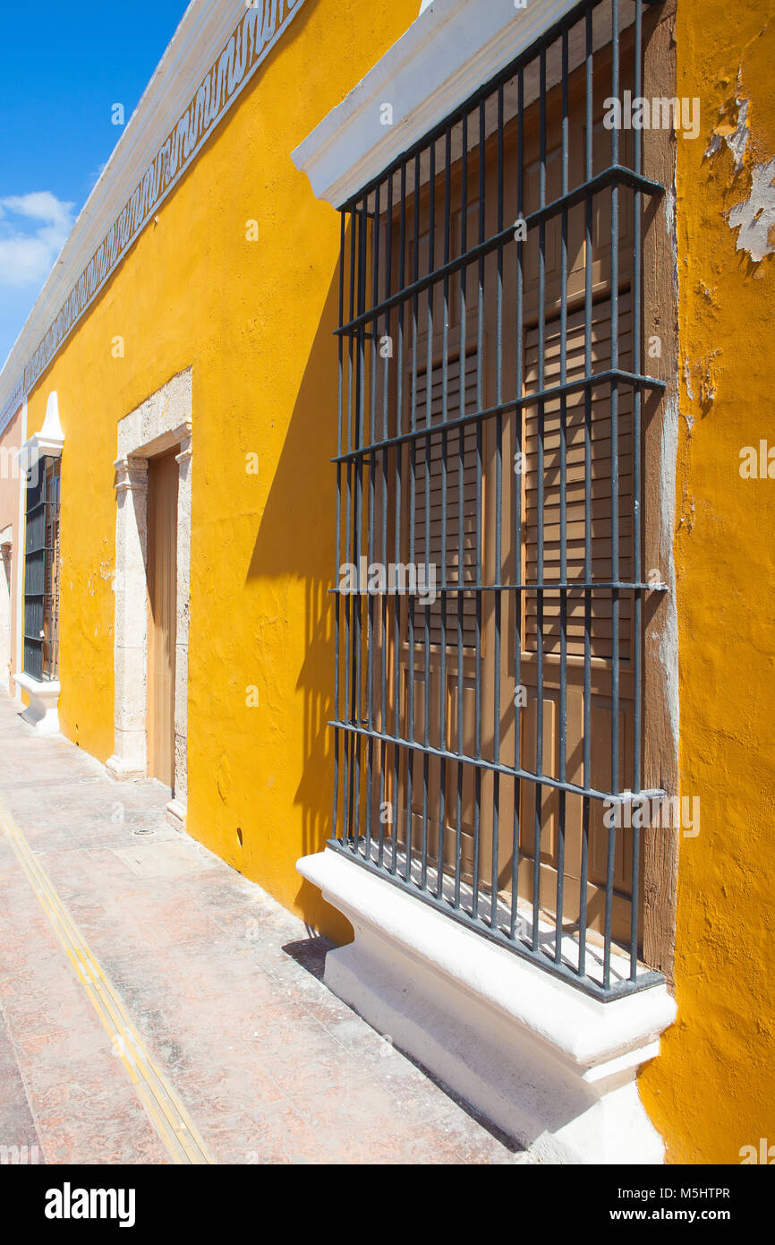 Typische koloniale Straße in Campeche, Mexiko. Historische Festungsstadt Campeche - UNESCO-Weltkulturerbe. Stockfoto