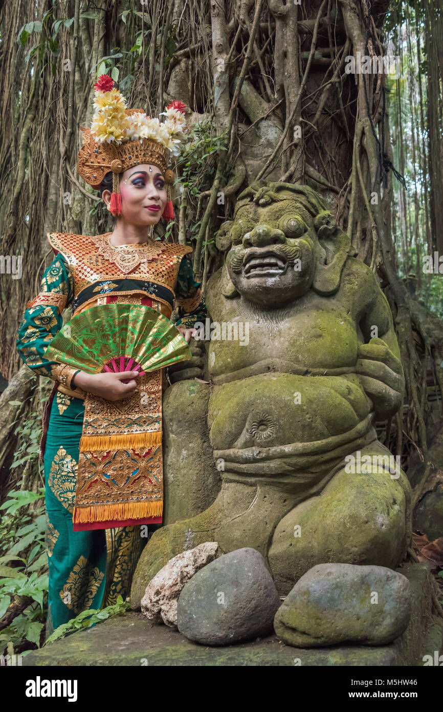 Der Tänzer und der Oger, Heilige Affenwaldstation, Ubud, Bali Stockfoto