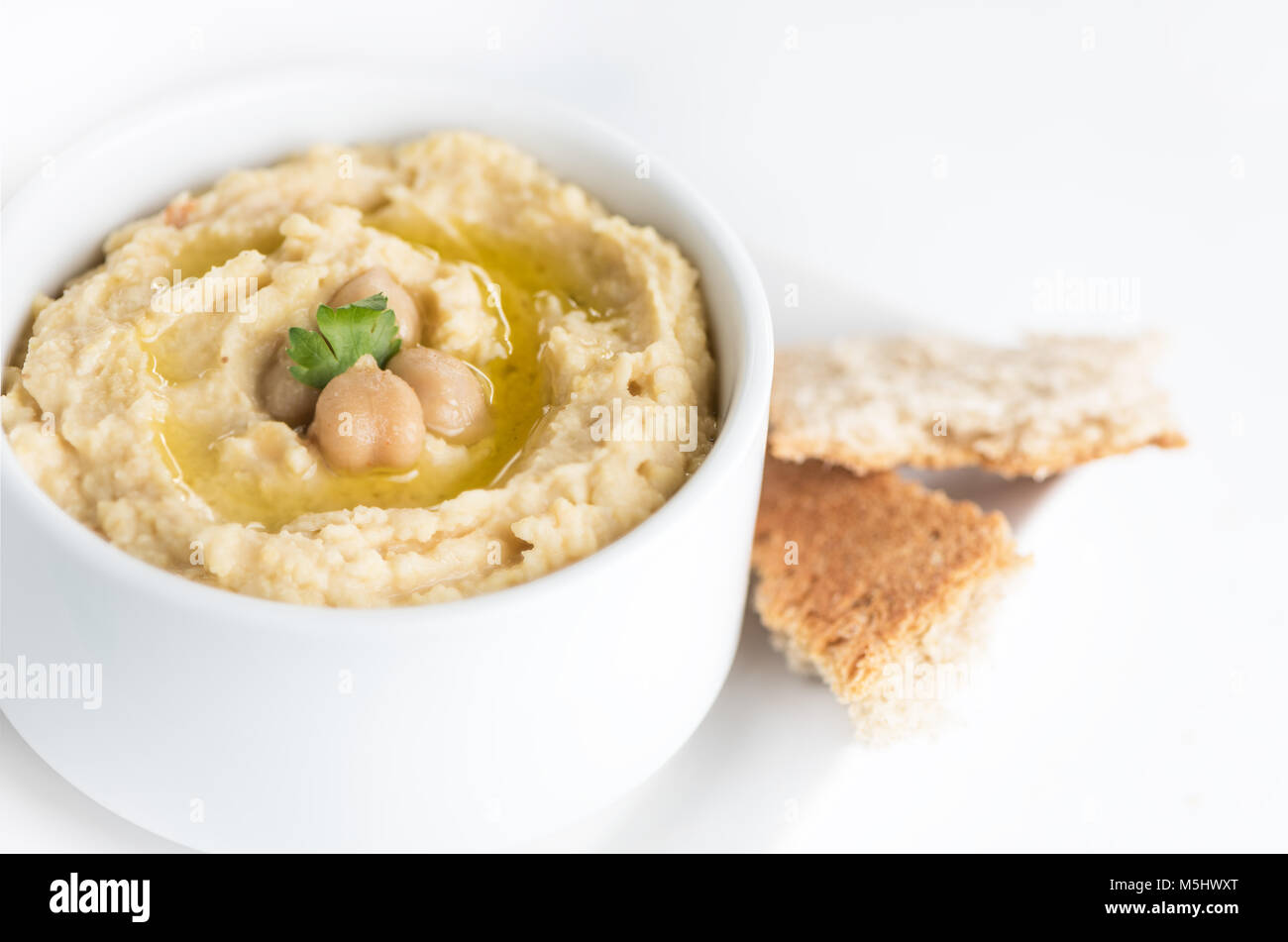 Traditioneller Hummus in einer Schüssel mit Olivenöl und Paprika. Stockfoto