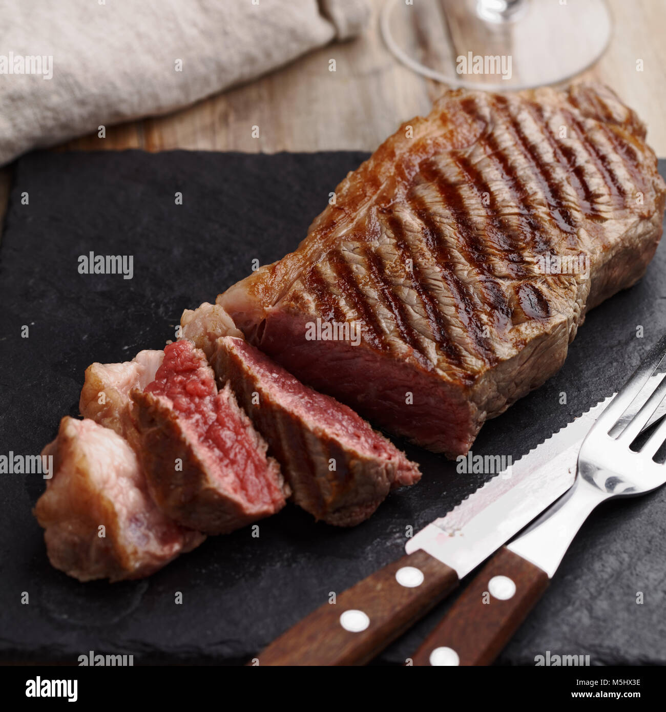 Marmorierte Rindfleisch Steak vom Grill auf einer Schiefertafel Schneidebrett Stockfoto