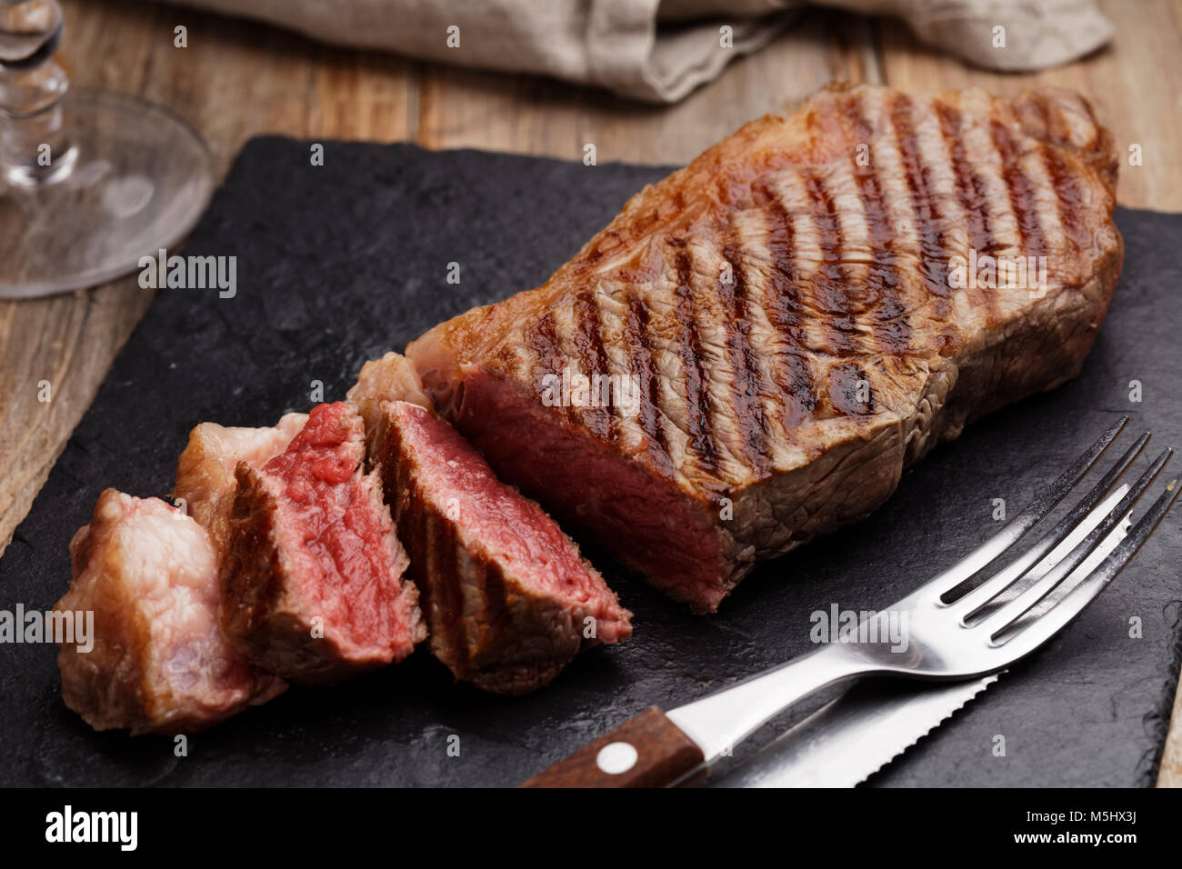 Marmorierte Rindfleisch Steak vom Grill auf einer Schiefertafel Schneidebrett Stockfoto