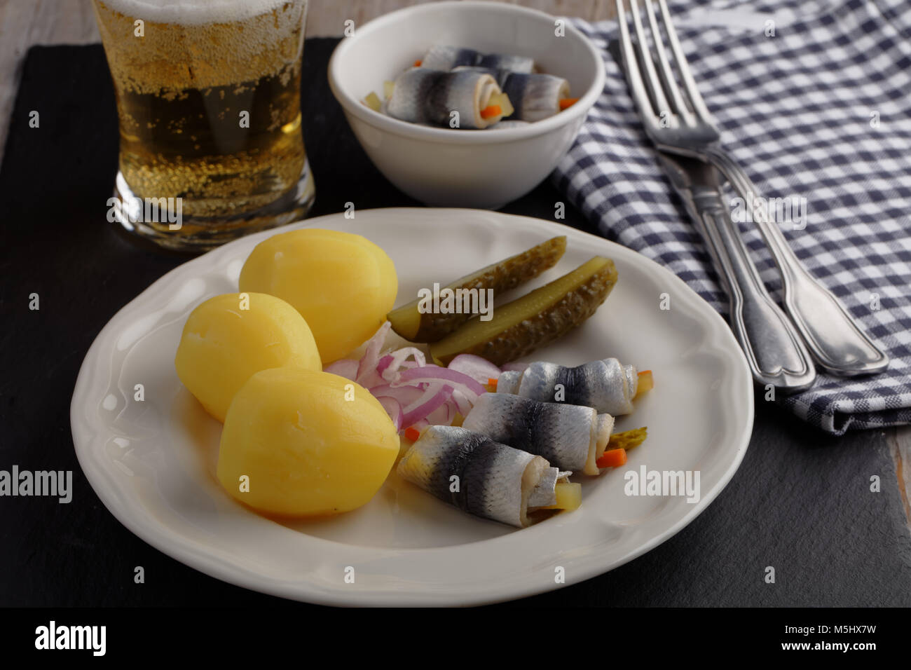Rollmops mit gekochte Kartoffel, Gewürzgurken, Zwiebeln und Bier ...