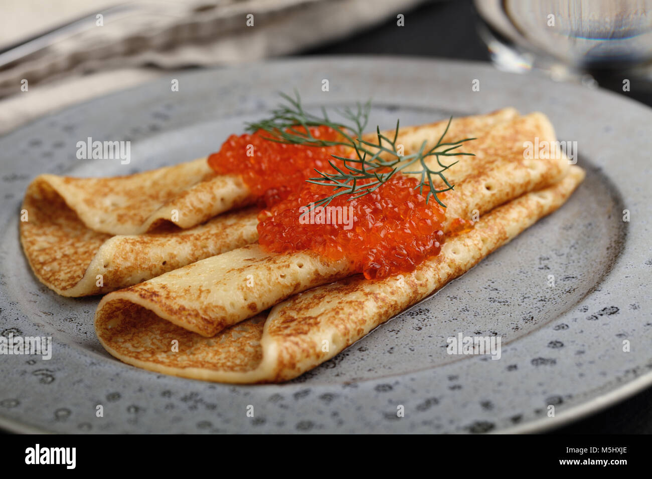 Blinis mit rotem Kaviar und Dill Stockfoto