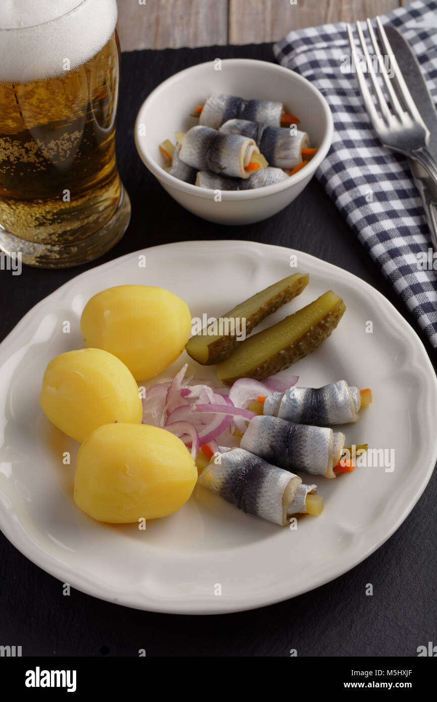Rollmops mit gekochte Kartoffel, Gewürzgurken, Zwiebeln und Bier ...