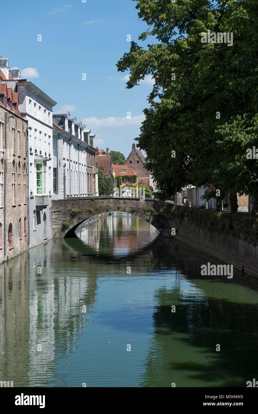 Die Brücke über den Torenbrug und Augustijnenrei Speelmansrei Canal, Brügge, Belgien. Stockfoto