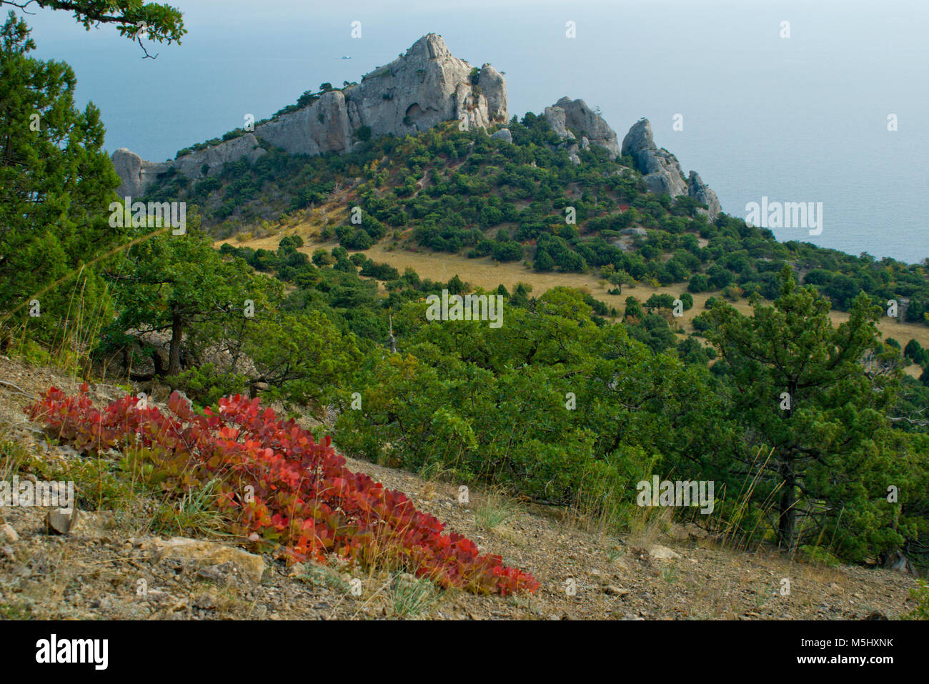 Landschaft der Krimberge in einem Herbsttag mit Blick auf die Schwarzes Meer Stockfoto