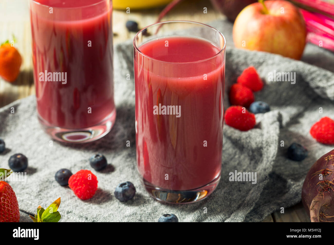 Raw Organic rote Beere Saft Smoothie in einem Glas Stockfoto