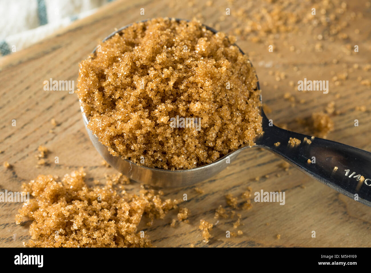 Raw Organic Light Brown Sugar in einem Stapel Stockfoto