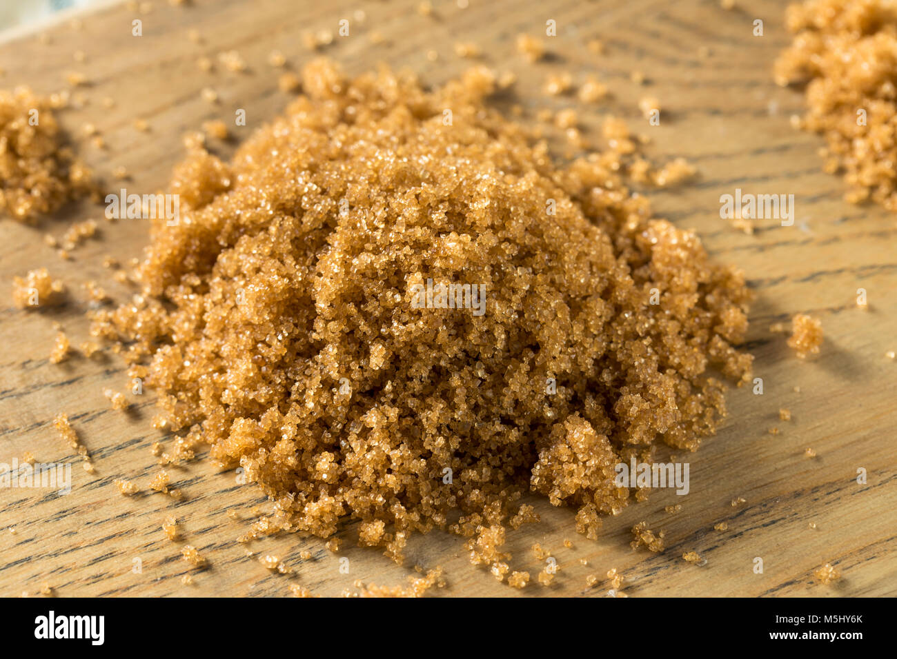 Raw Organic Light Brown Sugar in einem Stapel Stockfoto