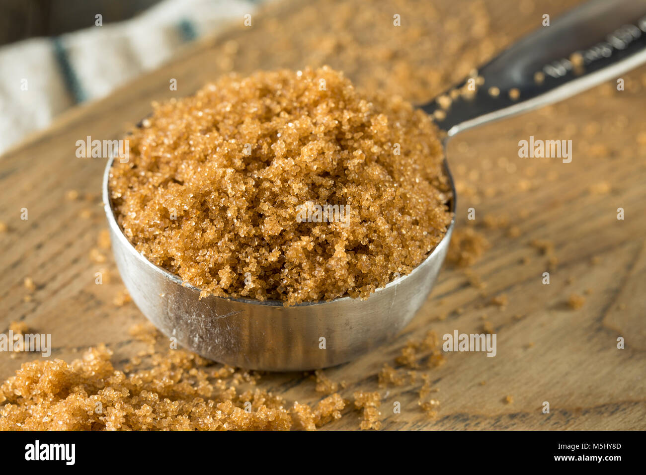 Raw Organic Light Brown Sugar in einem Stapel Stockfoto