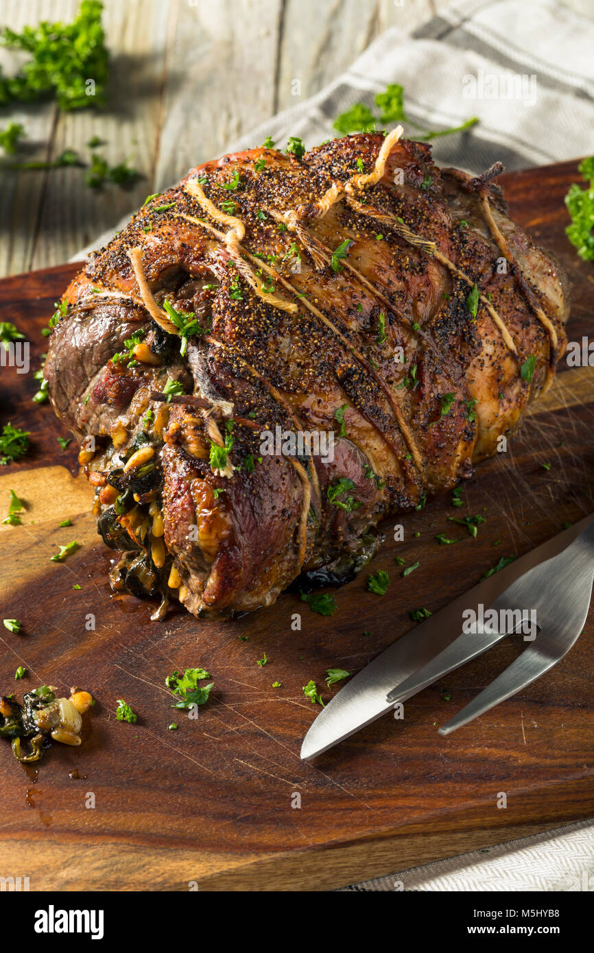 Gebratene gefüllte Lammkeule mit Spinat und Pinienkernen Stockfoto
