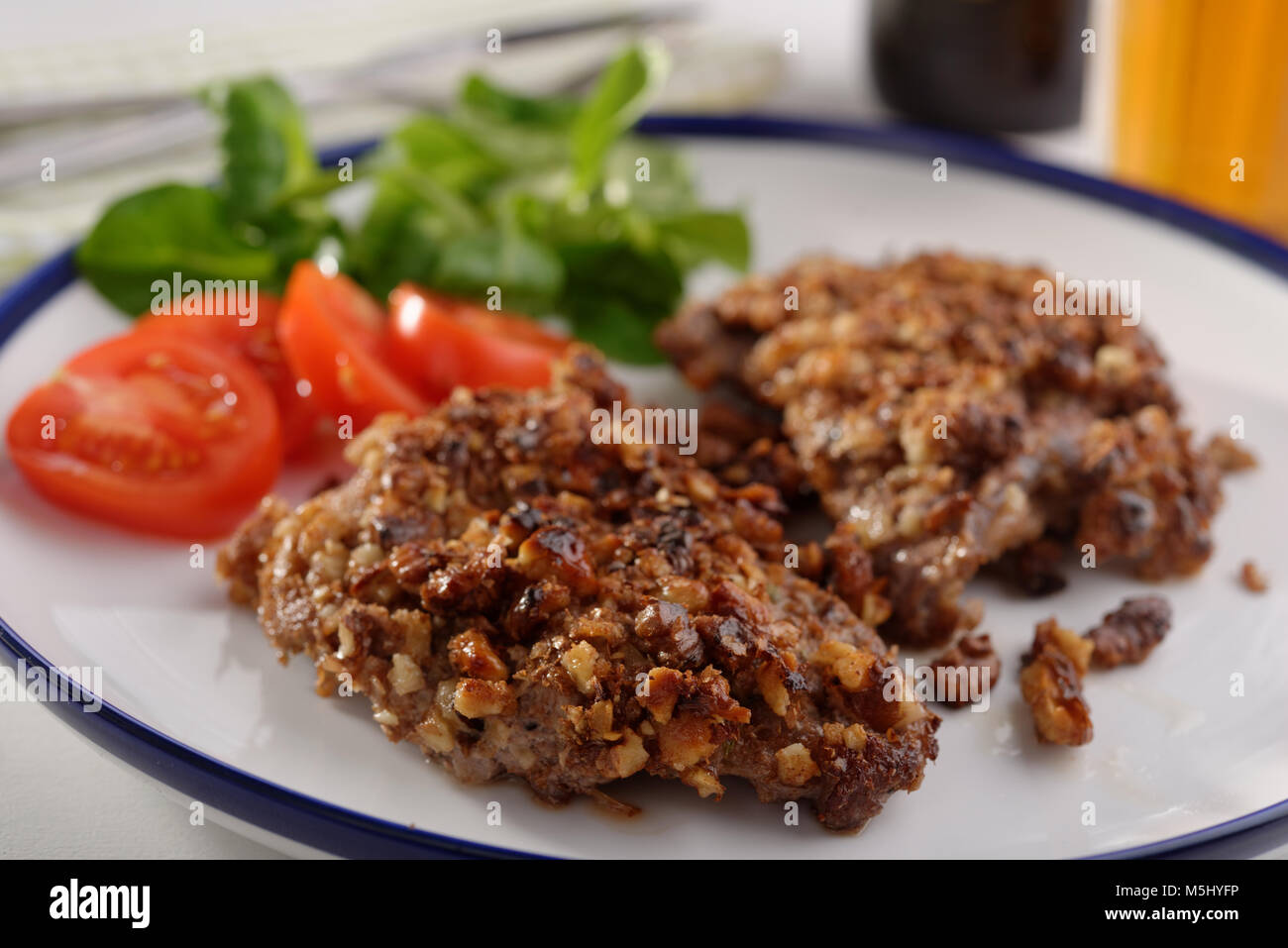 Schnitzel in Walnüssen und Gemüse auf einer Platte closeup Stockfoto
