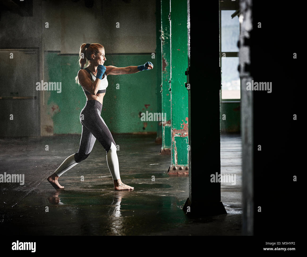 Frau mit Martial Arts training Stockfoto