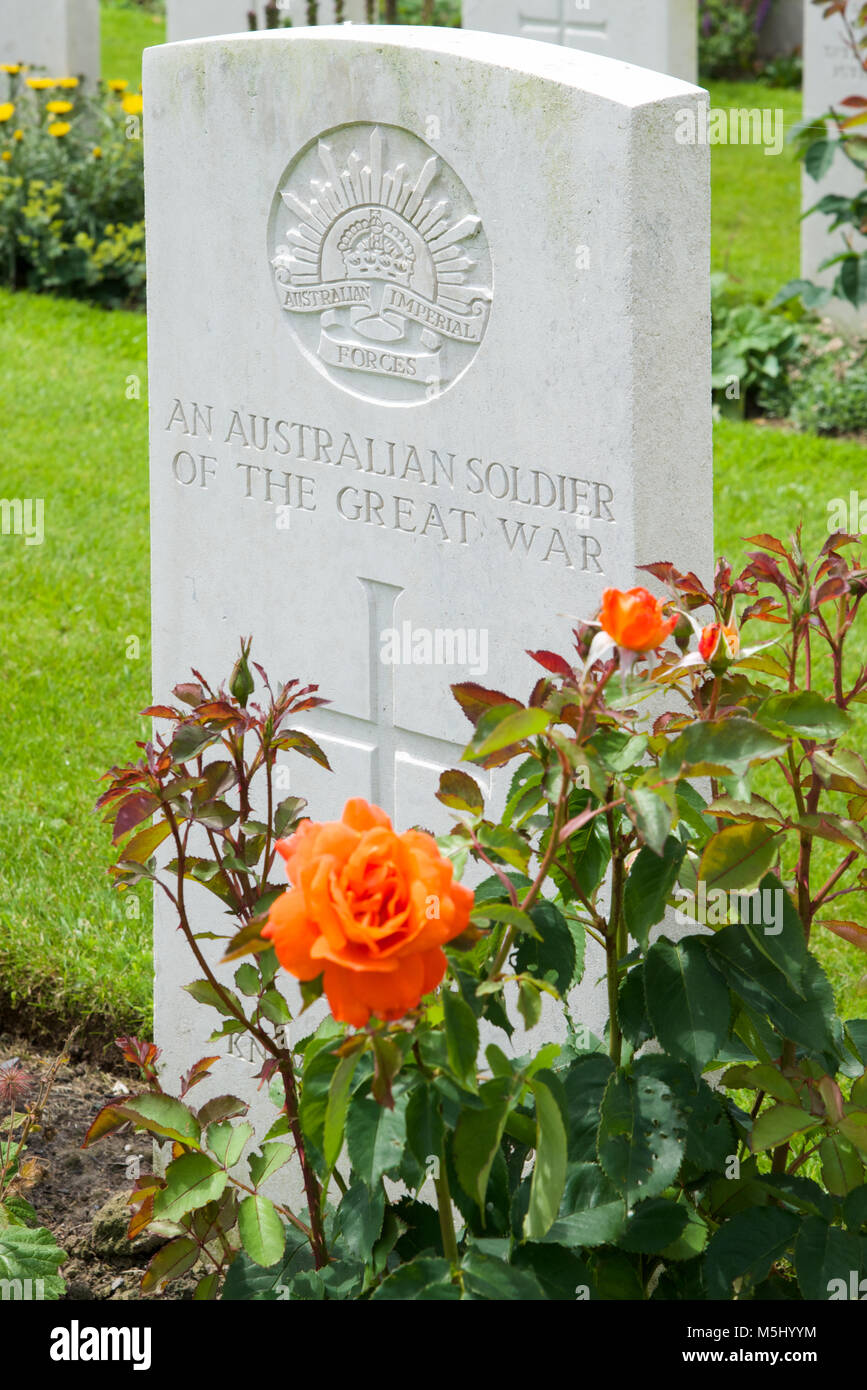 Das Grab eines unbekannten Soldaten aus Australien in Tyne Cot Soldatenfriedhof, Aussätzigen, Belgien Stockfoto