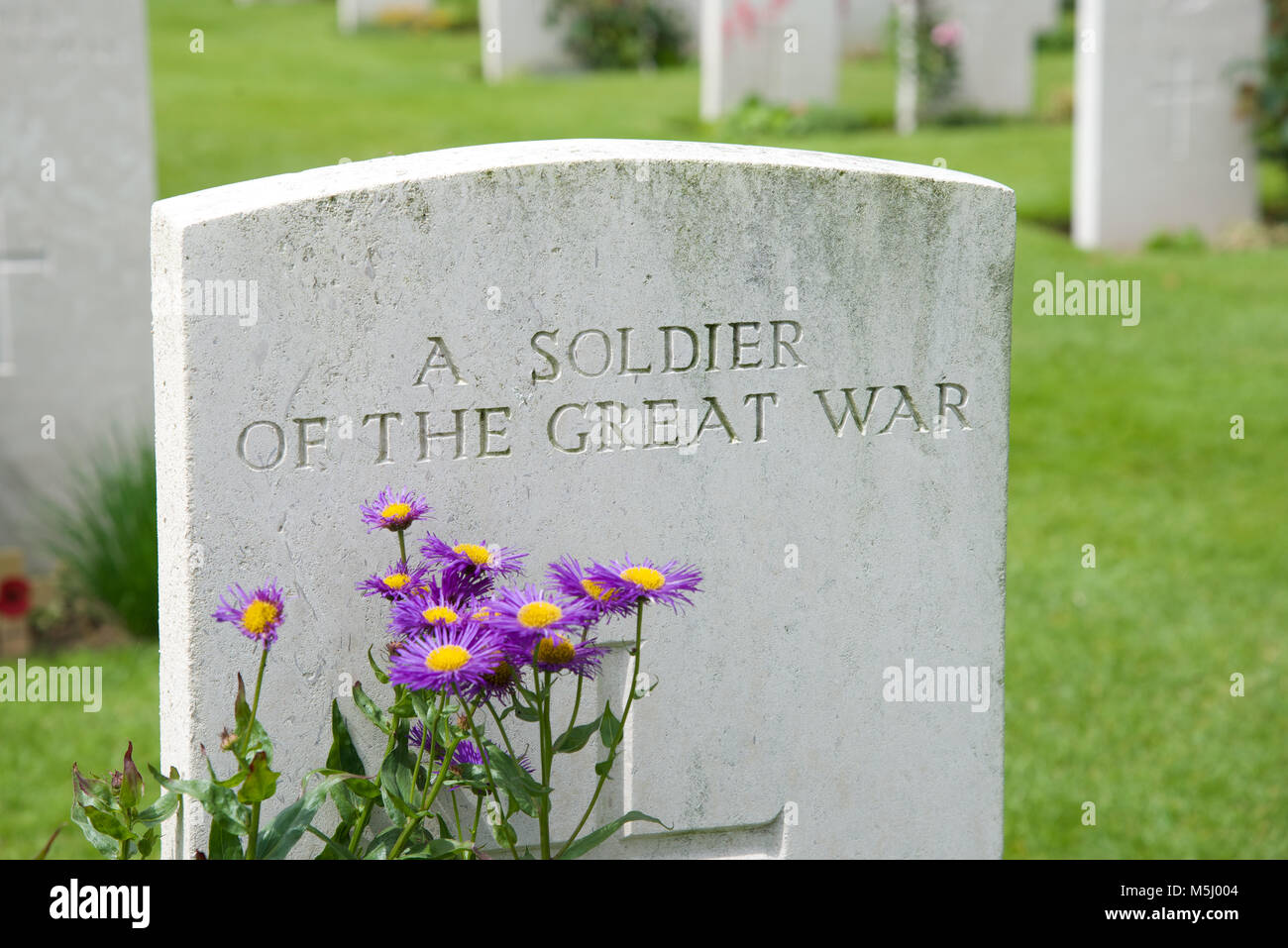Das Grab eines unbekannten Soldaten in Tyne Cot Soldatenfriedhof ...