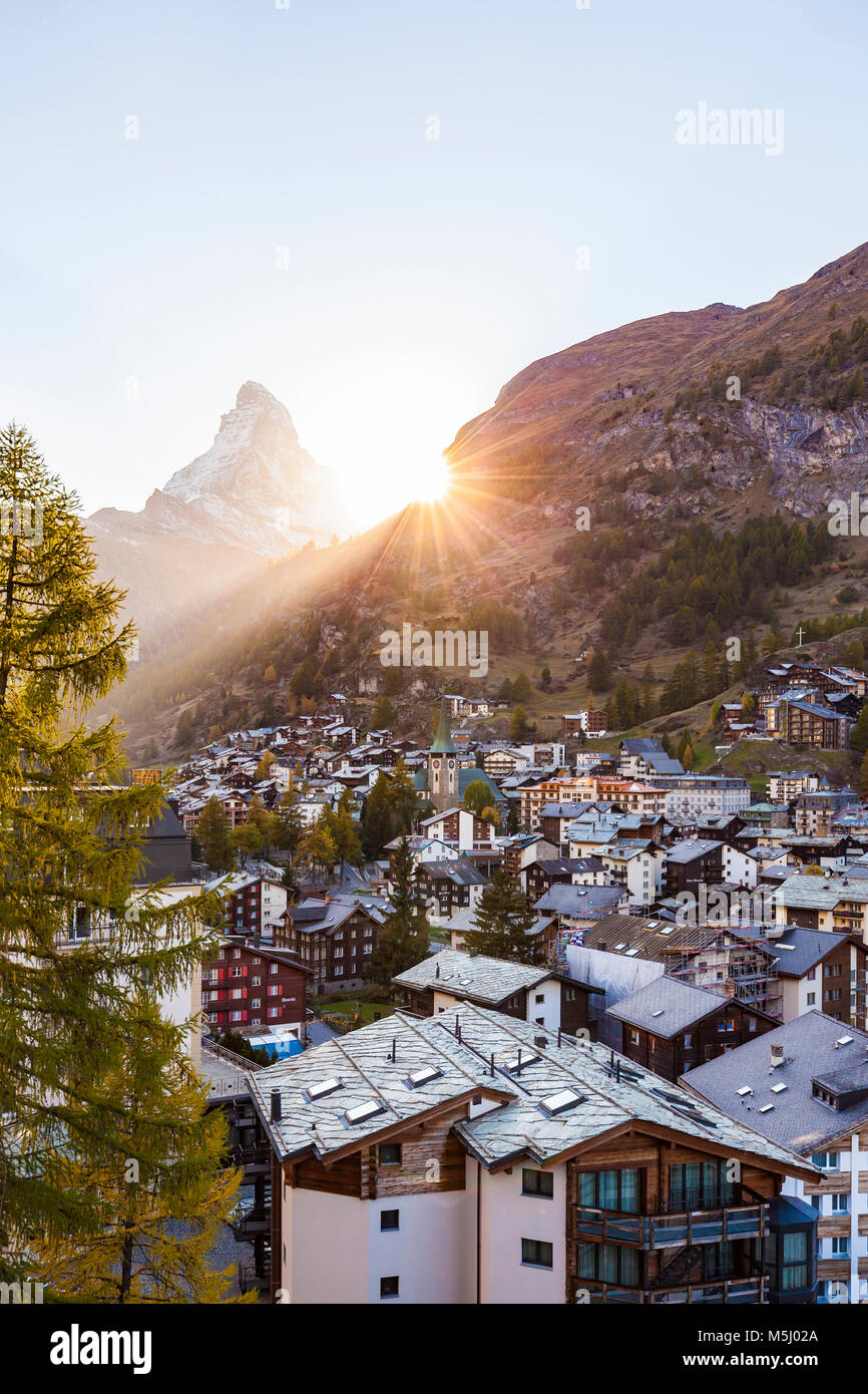 Schweiz, Kanton Wallis, Zermatt, Matterhorn, Ortsansicht, Hotels, Chalets, Ferienhäuser, Ferienwohnungen Stockfoto