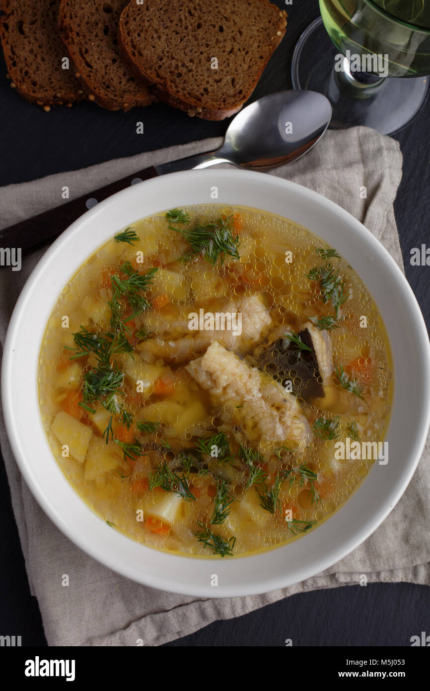 Quappe Fischsuppe mit Gemüse und Dill Stockfoto