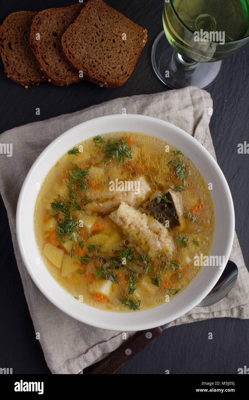 Quappe Fischsuppe mit Gemüse und Dill Stockfoto