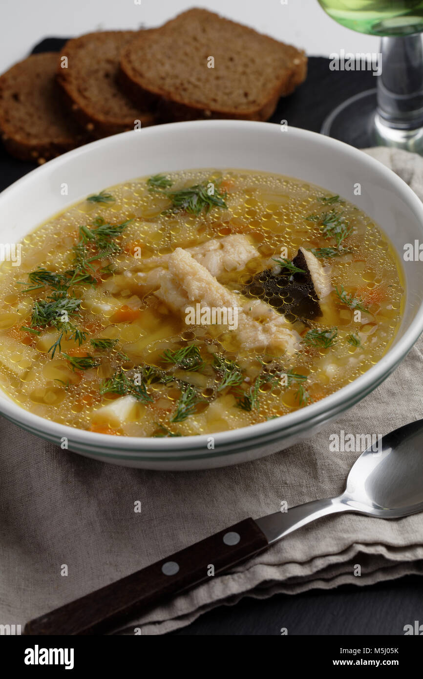 Quappe Fischsuppe mit Gemüse und Dill Stockfoto