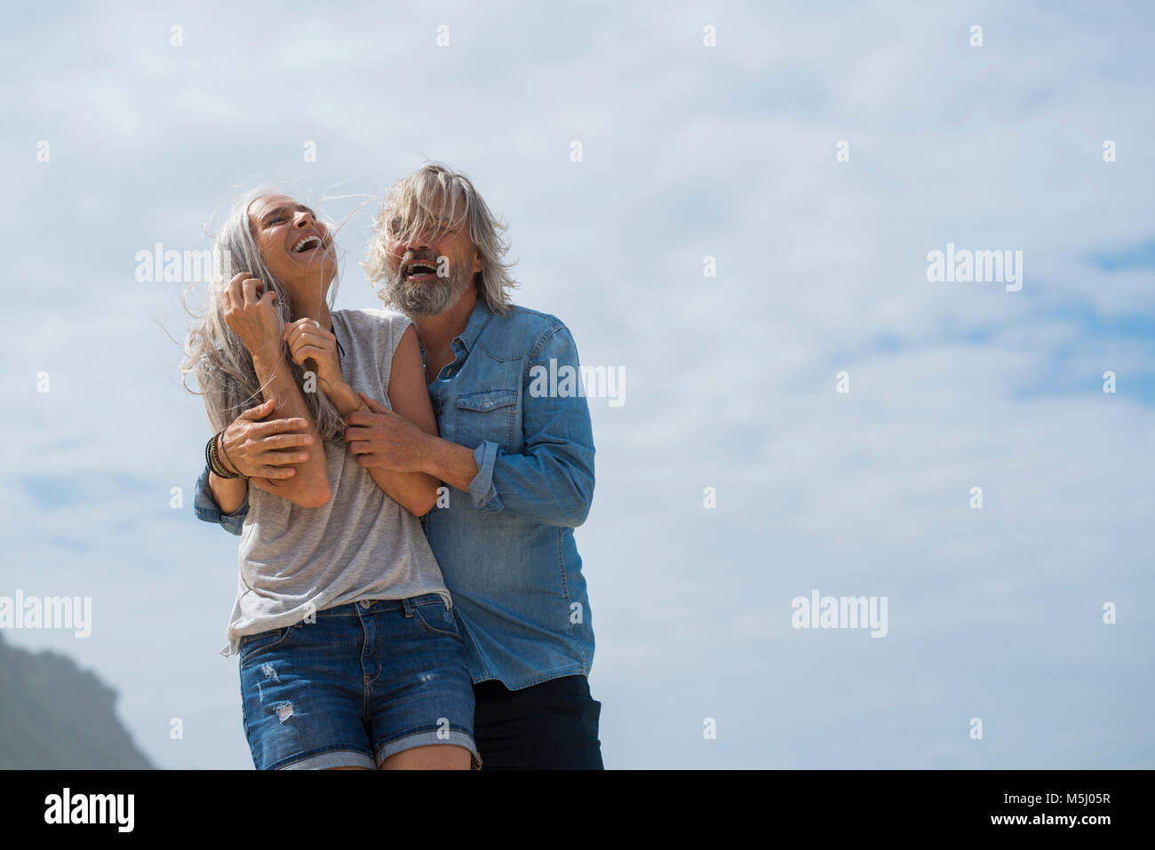 Herzlichen senior Paar stehend auf den Strand Stockfoto