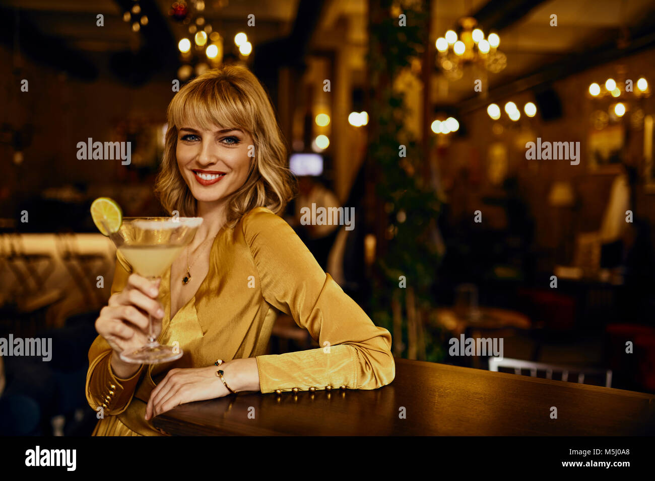 Porträt der elegante Frau mit Cocktail in einer Bar Stockfoto