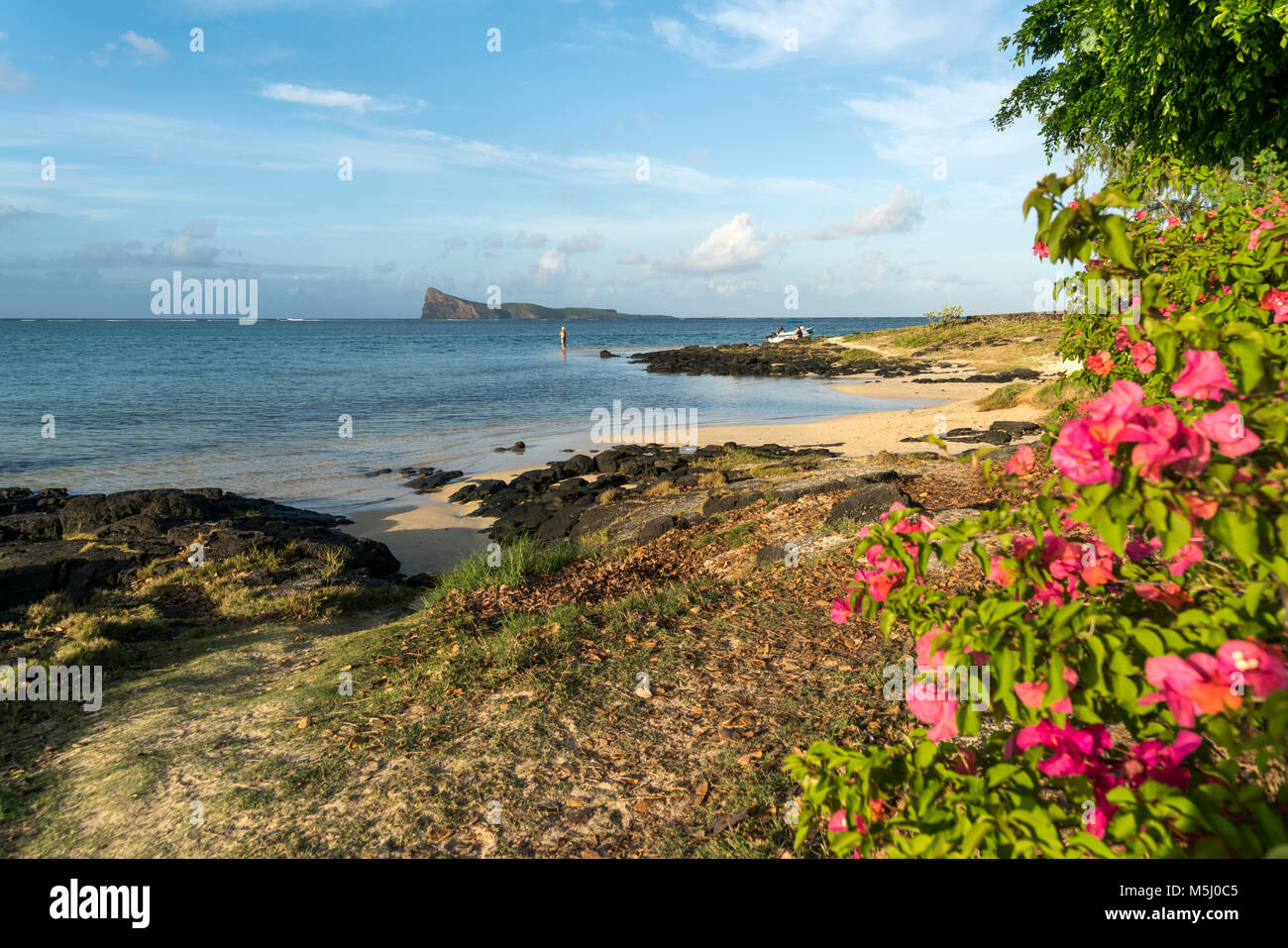 Kleiner dem Strand an der Küste und die Insel Coin de Mire, Cap Malheureux, Riviere du Rempart Mauritius, Afrika, | kleinen Strand an der Küste und Co Stockfoto