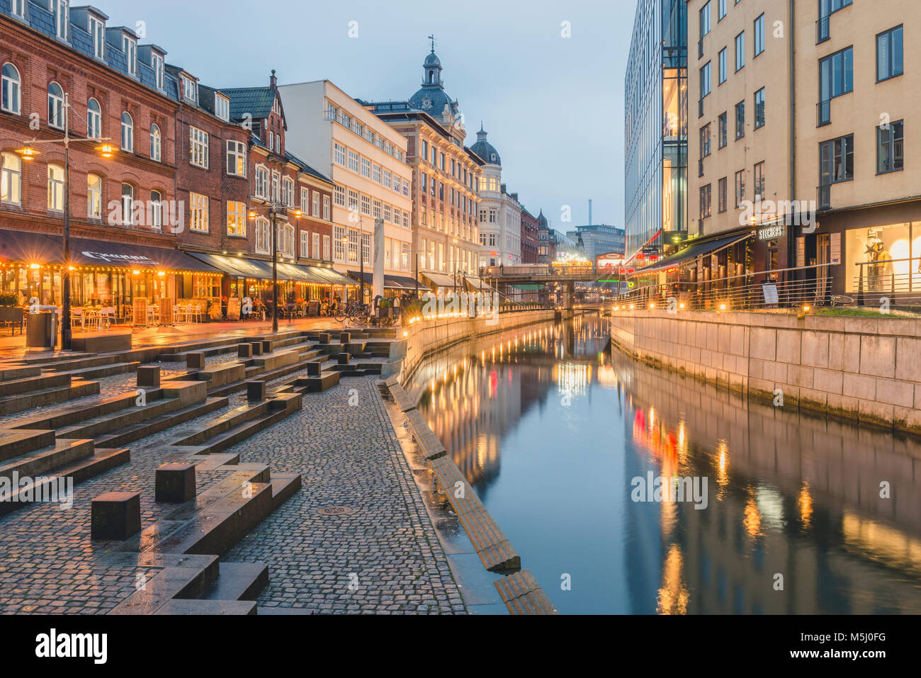 Dänemark, Aarhus, Blick auf die beleuchtete Stadt mit Aarhus Fluss Stockfoto