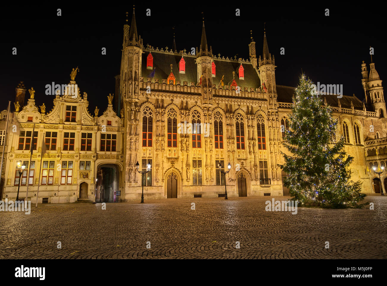 Belgien, Flandern, Brügge, Altstadt, Schloss Marktplatz, dem Rathaus und der Weihnachtsbaum bei Nacht Stockfoto