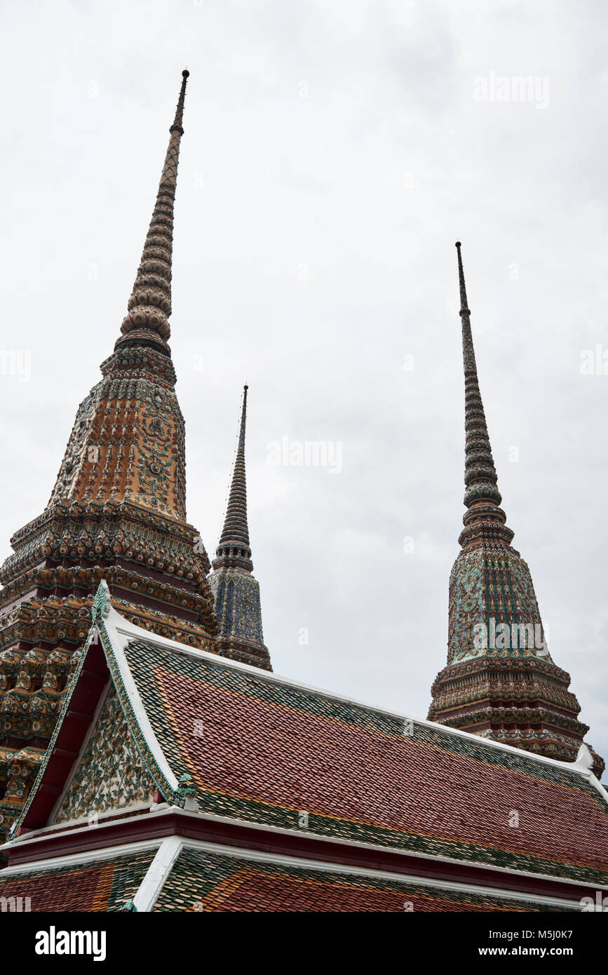 Detail aus einem Bündel von thailändische Pagoden in einem buddhistischen Tempel in bewölkten Tag. Stockfoto