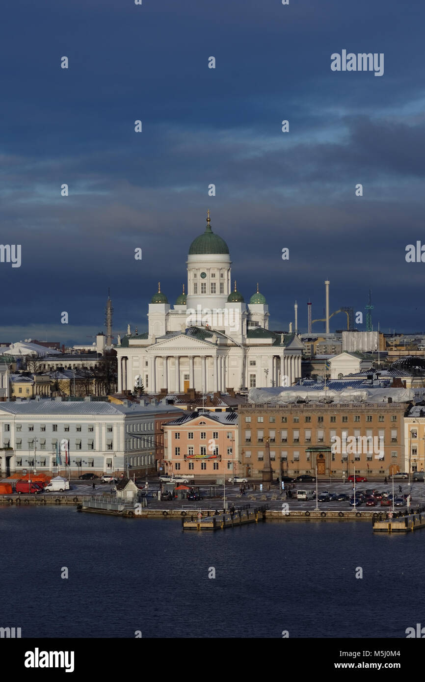 Kathedrale von Helsinki und Marktplatz in einem Herbst Tag Stockfoto