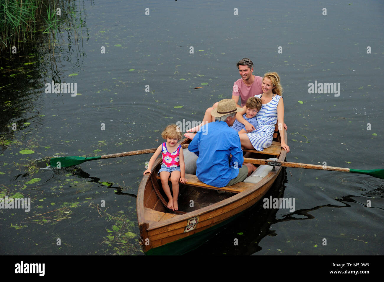 Happy Family im Boot auf dem See Stockfoto